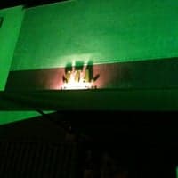 Casa noturna animada tem shows de estilos variados com mixagem de DJs residentes e lounge bar intimista.