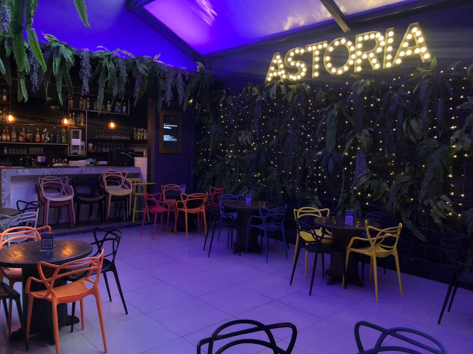 Um ambiente charmoso com Happy Hour convidativo e uma boa comida! Gostamos de bons drinks, boa música e pessoas interessantes. Vem cá!