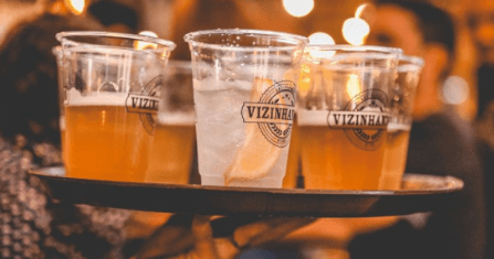 Bar e restaurante, destaque aos espetinhos em diversas opções, pastéis, bolinhos e cervejas, ambiente animado.