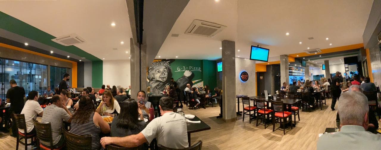 No coração da Praia do Embaré, a uma quadra do mar, o Mais Passarela é um clássico com mais de 4 décadas de história. Durante o dia, nosso almoço por quilo é o favorito da cidade, com uma seleção incrível de pratos e opções para todos os gostos. À noite, a vibe muda: pizzas, petiscos, drinks criativos e um happy hour animado até as 21h, de segunda a sexta. E para completar, não deixe de provar o nosso famoso parmegiana, considerado por muitos o melhor de Santos! O lugar perfeito para celebrar os bons momentos em Santos.