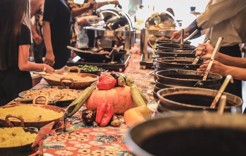 O Brazolia Bar é conhecido por oferecer o melhor almoço da região, além do tradicional Happy Hour, Feijoada aos sábados e muito pagode aos finais de semana.