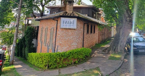 Na Panni, delicie-se com uma variedade de pratos, do café da manhã ao almoço, e deixe-se encantar pelas noites estreladas, na companhia de vinhos, pizza e sopas.