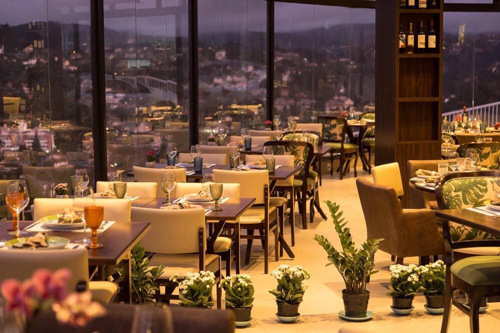Bella Vista Restaurante traz em seu espaço com vista panorâmica, um menu contemporâneo, italiano de sabores e nuances indescritíveis.
No local, uma bela e recheada adega, com mais de cem rótulos de vinhos para que o cliente possa ter contato e escolher a própria bebida.
Para finalizar a experiência, o local conta com um lindo cenário estratégico para aquela foto toda instagramável!

Viva essa experiência, agende já sua reserva!