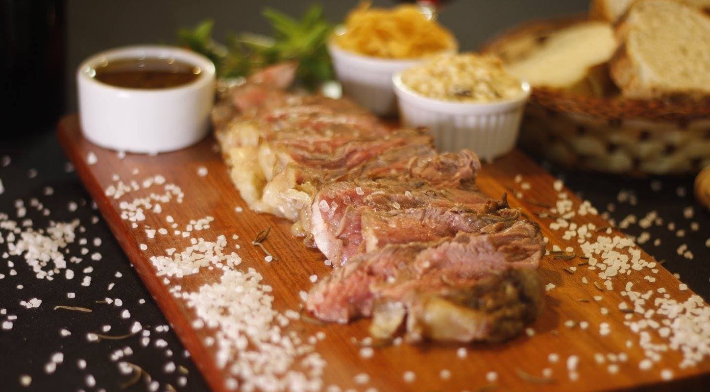 O restaurante mais argentino de Curitiba chegou: é o Cabaña Montefusco. Localizado em uma região privilegiada do Centro de Curitiba, na Rua Comendador Macedo, o restaurante oferece o melhor da gastronomia portenha, assinada pelo renomado mestre churrasqueiro Pedro Montefusco. Após mais de uma década de dedicação exclusiva ao Restaurante Tierra del Fuego, Pedro Montefusco expande os investimentos e inaugura uma nova casa que leva seu nome.