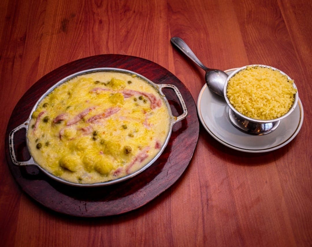 Gastronomia variada, tradicional e boêmia, de massas e filés entre pratos consagrados de frutos do mar e aves.