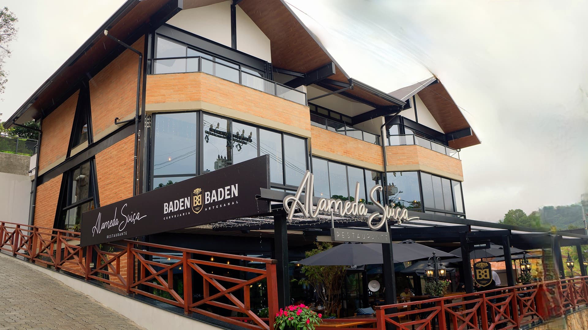 O restaurante Alameda Suíça, integrante do Grupo Suiça Mineira esta situado em Monte Verde, Minas Gerais, abriu suas portas em fevereiro de 2021 com a missão de criar uma experiência gastronômica verdadeiramente inesquecível.

O ambiente do restaurante é meticulosamente decorado, proporcionando um aconchego singular. A equipe de cozinha é composta por profissionais altamente qualificados na arte da gastronomia, prontos para encantar seus sentidos e criar momentos culinários memoráveis.

Com um cardápio diversificado, o Alameda Suíça busca satisfazer uma ampla gama de preferências gastronômicas. Para os apreciadores de vinho e espumante, o restaurante oferece uma carta exclusiva, cuidadosamente selecionada para complementar a experiência culinária.