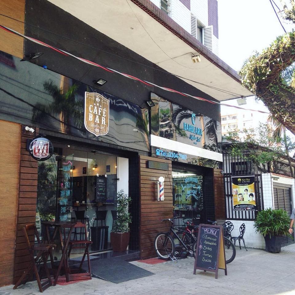 O menu deste pub & bar é recomendado para os amantes da culinária refinada.
