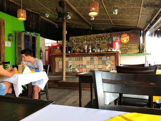 Um restobar acolhedor de ares rústicos e com área externa serve opções gourmets com porções mistas e pratos.