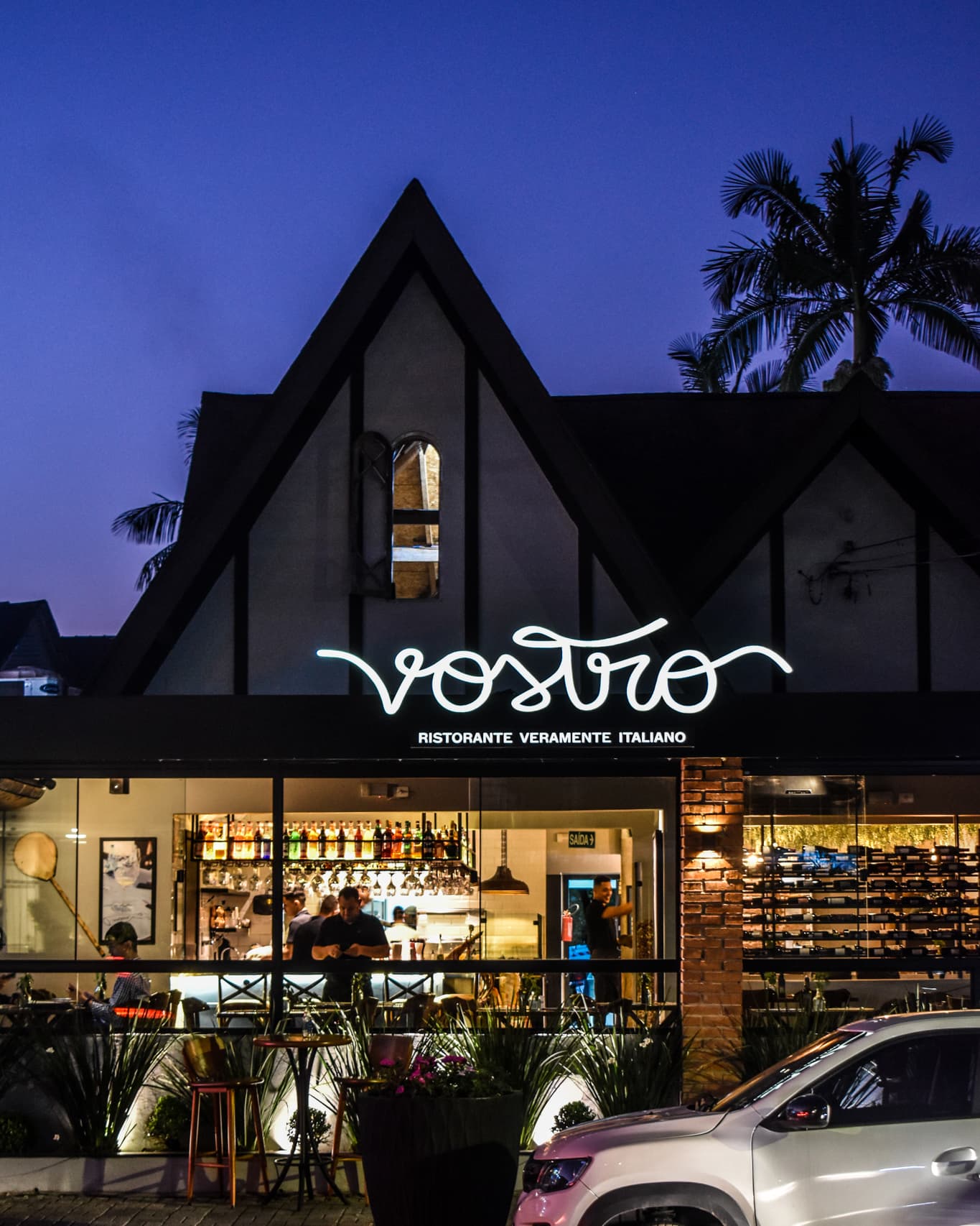 Palavra italiana com sentido de pertencimento, "VOSTRO" significa "de vocês". O Ristorante Italiano Vostro surge para ser de todos. Como o próprio nome sugere, abraça como propósito principal a hospitalidade de uma casa. Cardápio genuinamente italiano com pizzas de longa fermentação, massas, carnes e uma completa carta de vinhos e drinks.