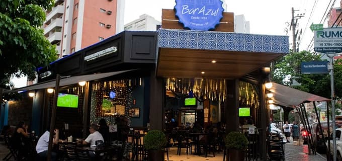Botequim despojado com varanda tem menu de petiscos mistos tradicionais e sandubas encorpados à moda da casa.