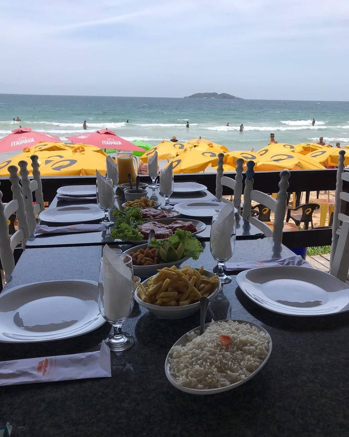 O Restaurante Barbaridade, oferece o cardápio mais completo da praia dos Ingleses, frutos do mar, carnes, frangos, petiscos, lanches, pastéis...