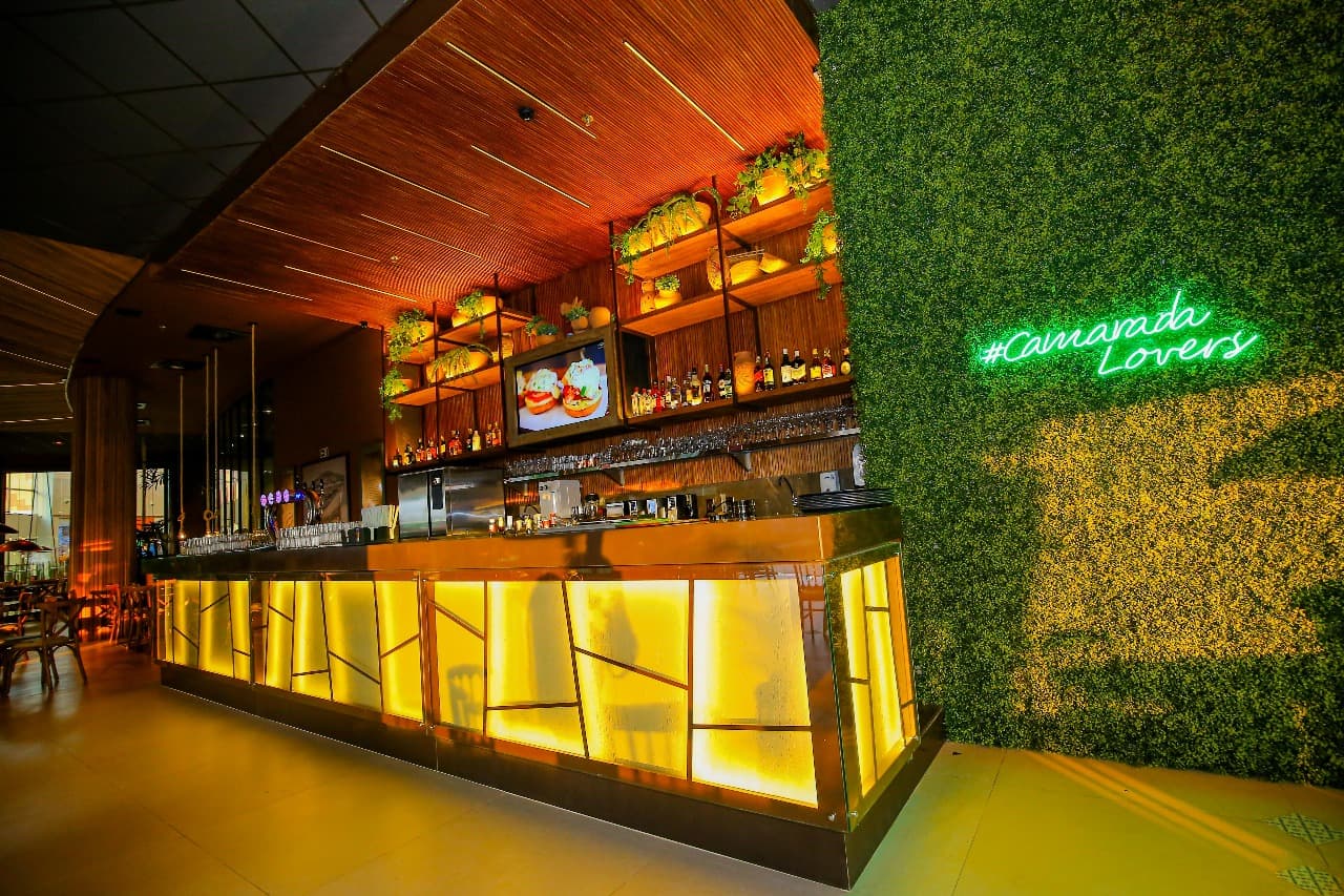 Somos um restaurante informal, rústico e elegante e decorado com lembranças do mar. O restaurante inaugurou sua primeira operação em dezembro de 2005. Hoje o planejamento do Camarada Camarão é estar em cada cantinho do país, levando sabor, ingredientes de qualidade e uma experiência única para seus clientes. O cardápio desenvolvido pelo chef francês François Schmitt, que mora há mais de 25 anos no Brasil, tem como diferencial a união da culinária internacional com a brasileira.