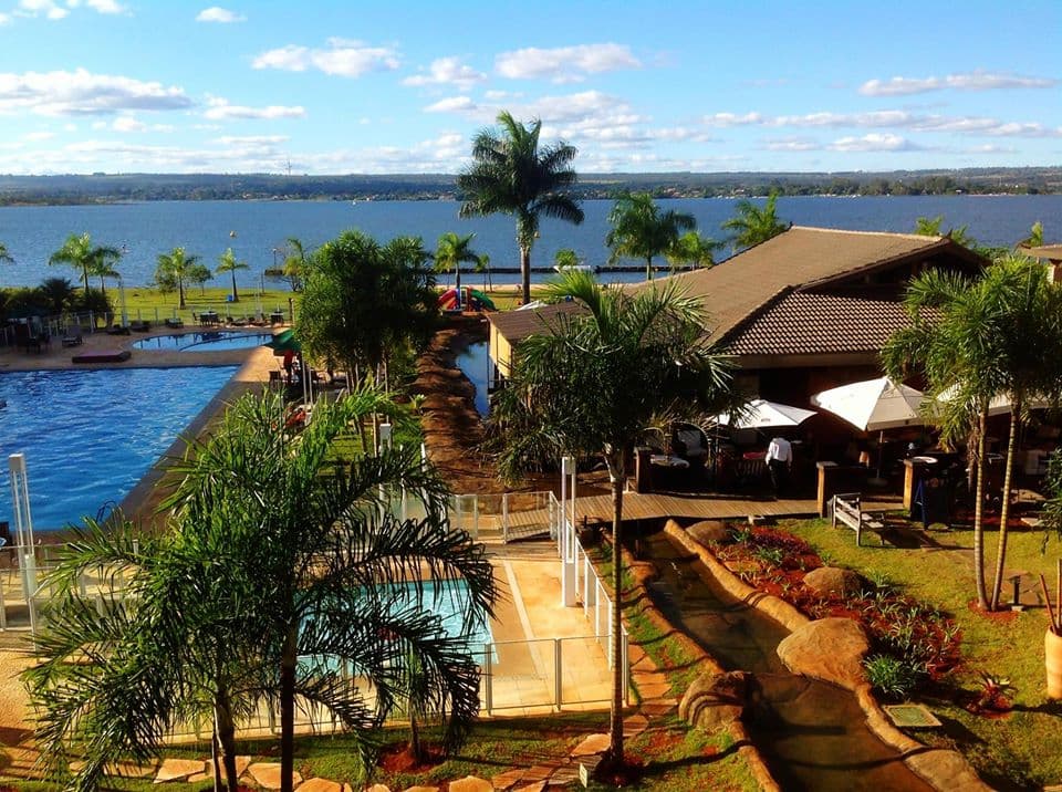 Com uma bela vista para o Lago Paranoá o Liv Lounge une gastronomia de primeira, um ambiente intimista e agradável, além de uma variada programação músical para tornar sua experiência ainda melhor. Situado dentro do complexo do Life Resort, o Liv Lounge é o lugar ideal para você desfrutar de bons momentos com toda comodidade, conforto e segurança.