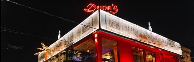 Fundado em 1994, o Duna's Bar oferece uma fusão única de sabores brasileiros e egípcios. Nosso cardápio inclui delícias como pizza frita, falafel, esfihas, kibes e shawarmas, com toques da culinária brasileira. Um lugar onde comida e cultura se encontram, criando uma experiência gastronômica inesquecível.
No Duna’s Bar, cada visita (ou mordida rs) é uma viagem – Onde a Magia Acontece! ;)