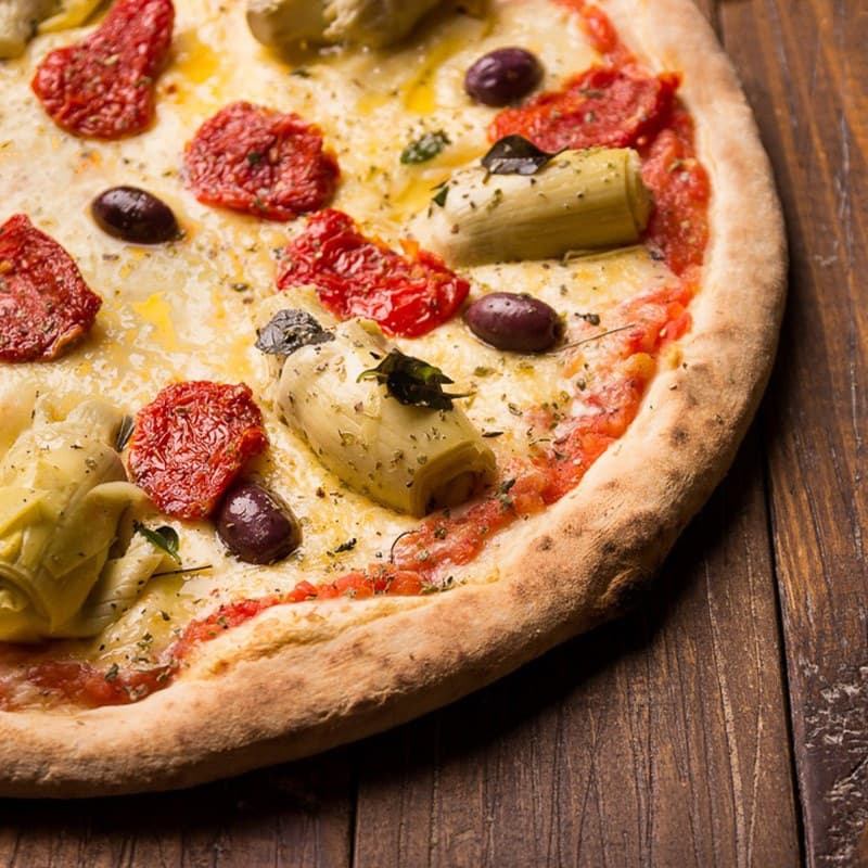 Rede de pizzaria inaugurada em 1917 serve pizzas de massa grossa e recheios especiais em ambiente animado.