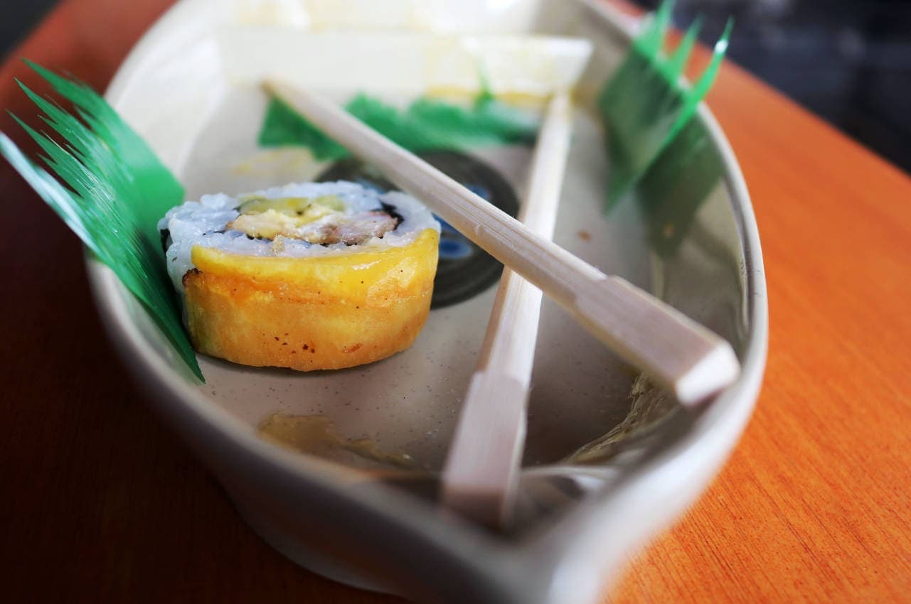 Com acomodação para até 20 pessoas, o restaurante DENISUSHI BAR trabalha somente com sistema à la carte da culinária japonesa, servindo desde pratos tradicionais (quentes e frios) até os gourmets. Se você quer ter uma eperiência excepcional com a culinária oriental, venha conhecer nosso Menu.