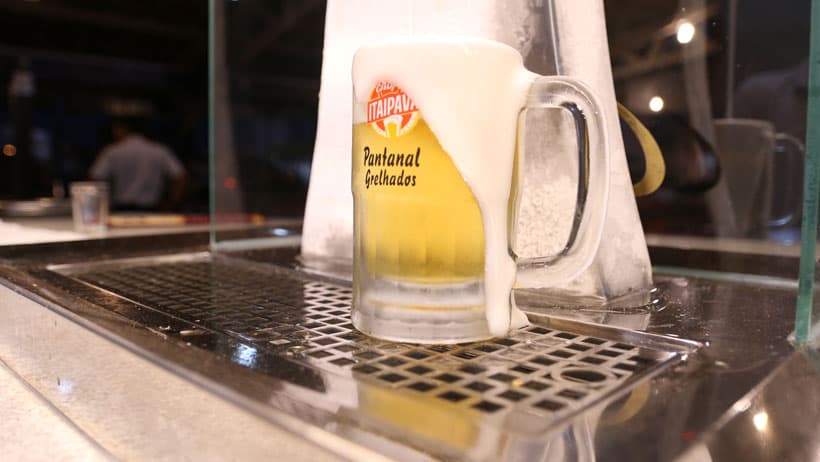 Pratos fartos, porção mista de filé com fritas, peixe na grelha, caldos, drinques, clima familiar e parquinho.