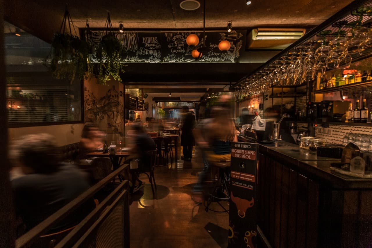 Envolvido desde pequeno pelo ambiente da cozinha, Juliano Valese formou-se em administração de empresas antes de entrar profissionalmente para o universo gastronômico, sua grande paixão. Em 1998 embarcou para os Estados Unidos para uma especialização em sua área, mas acabou cursando hotelaria e gastronomia em Santa Bárbara, na Califórnia. Por lá, trabalhou em restaurantes durante dois anos. De volta ao Brasil, fez especializações no Senac. Outro fator enriquecedor em sua formação foram as viagens pela Espanha e países mediterrâneos onde aprofundou-se em cozinhas regionais.

 

Em 2008 inaugurou o Torero Valese, que é resultado de outra paixão do chef: a cozinha mediterrânea e a cultura espanhola. Sua cozinha autoral, marcante e, ao mesmo tempo, delicada distingue-se pela qualidade dos ingredientes utilizados, com preferência por itens da estação e pela execução cuidadosa de cada prato. Tanta dedicação resultou no prêmio de “melhor tapa” da cidade, pela revista Época São Paulo, uma das principais publicações do setor. Em 2013 foi eleito pelo voto do leitor como o melhor bar para ir a dois, no prêmio Comer & Beber, da Veja São Paulo e em 2014 recebeu o prêmio de melhor cozinha de bar no prêmio Comer & Beber de 2014.

​

Hoje, à frente do Torero Valese, Juliano desenvolve sua culinária respeitando o ciclo natural dos alimentos, sempre com o uso de ingredientes saudáveis e sustentáveis. Esse estilo exalta as texturas e sabores de seu cardápio, que é renovado constantemente.