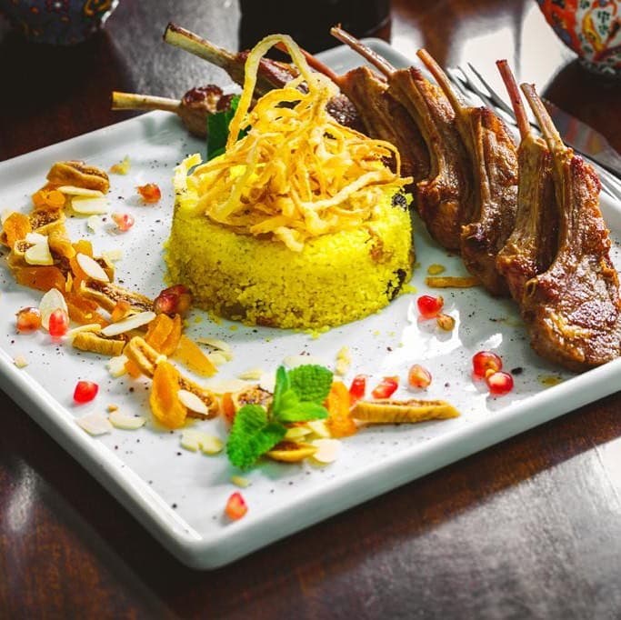 A gastronomia sírio-libanesa consagrada de pratos repaginados e gelados de café, em espaço convidativo fino.