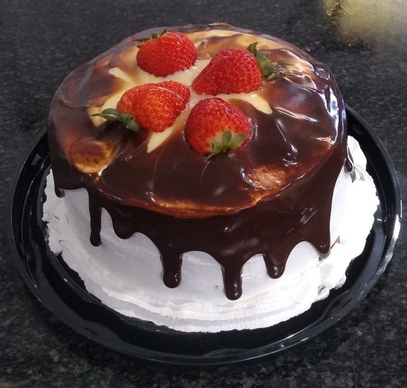 Loja com guloseimas e lanchinhos, como mini sanduíches, cabelo de anjo, minipizza e torta.