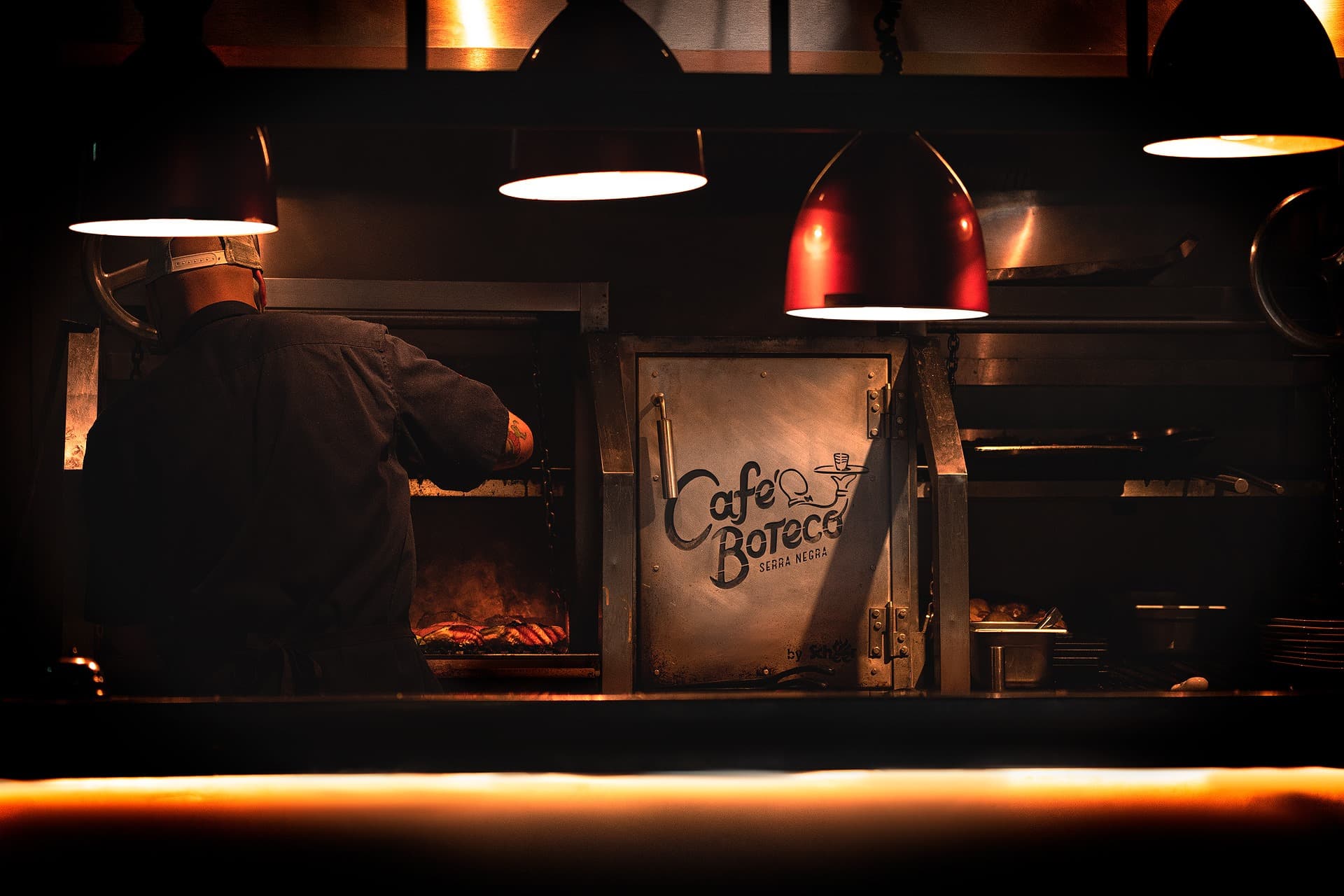 O bar e restaurante que mudou a cara de Serra Negra. Inaugurado em 2008, o Café Boteco foi o pioneiro em sua categoria promovendo uma verdadeira revolução gastronômica na cidade. Com seu serviço de primeira e foco total no cliente, o estabelecimento alterou o eixo de movimento local, dando início à revitalização do centro. Hoje, detém a tradição e a qualidade que muitos se inspiram!