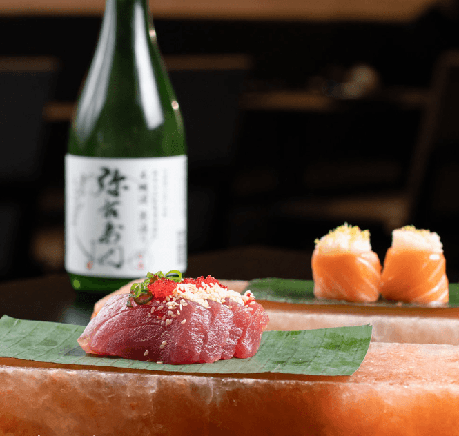 "Vivemos para saborear a vida e retribuir com gratidão"

Nossa história começa de um sonho de servir experiências e criar bons momentos ao redor da gastronomia japonesa. Acreditamos que nós vivemos para saborear a vida e retribuir com gratidão. Por isso temos paixão por servir bem.