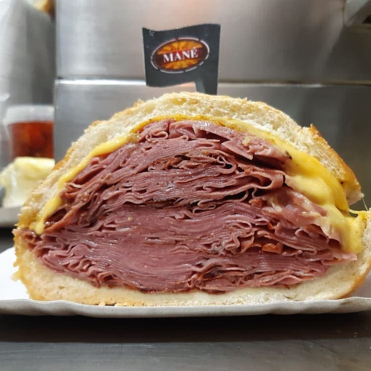 Este bar é um dos favoritos dos moradores locais. Serve sanduíches clássicos de mortadela em um ambiente casual.