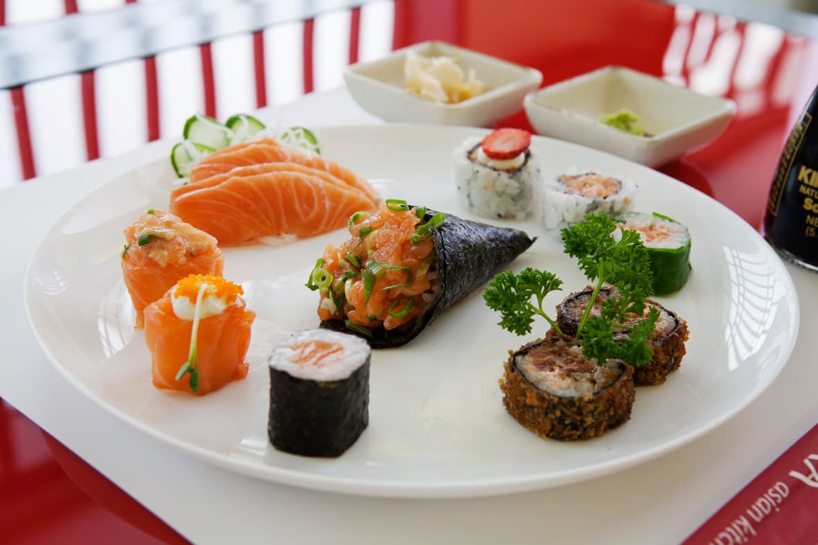 Menu japonês, tailandês e coreano com sushis e pratos quentes em bufê livre em espaço tranquilo.