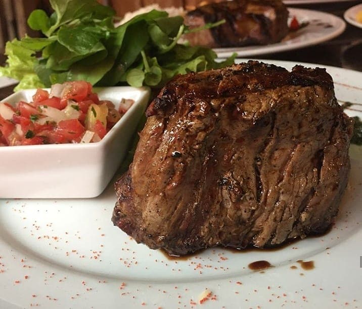 À la carte de carnes nobres e tradicionais, vinhos para harmonizar, entradas e sobremesas, em clima elegante.