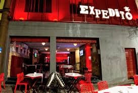Numa ampla casa, simples e descontraída, o bar é famoso pela variedade de espetinhos, cervejas e caipirinhas.