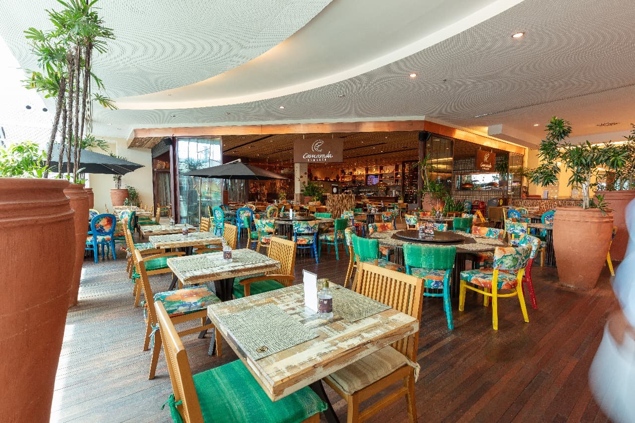 Somos um restaurante informal, rústico e elegante e decorado com lembranças do mar. O restaurante inaugurou sua primeira operação em dezembro de 2005. Hoje o planejamento do Camarada Camarão é estar em cada cantinho do país, levando sabor, ingredientes de qualidade e uma experiência única para seus clientes. O cardápio desenvolvido pelo chef francês François Schmitt, que mora há mais de 25 anos no Brasil, tem como diferencial a união da culinária internacional com a brasileira.