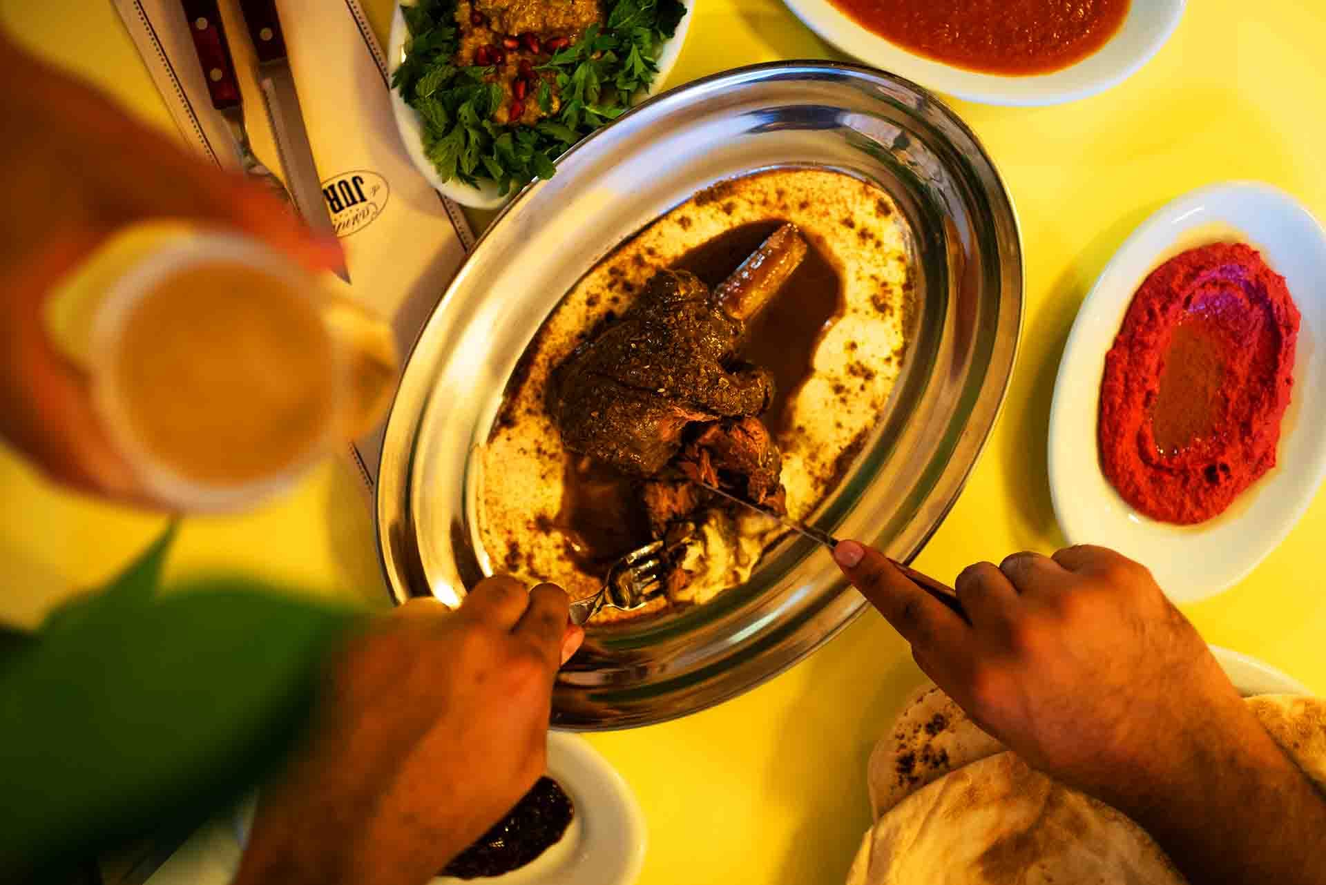 A Casinha do Jura nasceu com o intuito de celebrar os encontros que acontecem ao redor da mesa. Assim, nosso cardápio traz a mistura de tradição e inovação, unindo a cultura mineira com a gastronomia sírio-libanesa, muito presente aqui na região do Pompéia. 

Aqui você vai poder viajar o mundo em cada mordida, com pratos para compartilhar na mesa ou comer com a mão, acompanhado de uma boa bebida. 

Oferecemos reservas de terça a domingo, para sua família e amigos celebrarem junto com a gente uma data especial. Importante: o espaço será reservado conforme a quantidade de pessoas informadas no momento da reserva, não será possível exceder; trabalhamos com comanda por mesa, não é possível ter uma comanda individual; não aceitamos decorações; caso for trazer bolo, embalar adequadamente; favor respeitar o horário de reserva, o tempo de tolerância para atraso é de 30 minutos.
