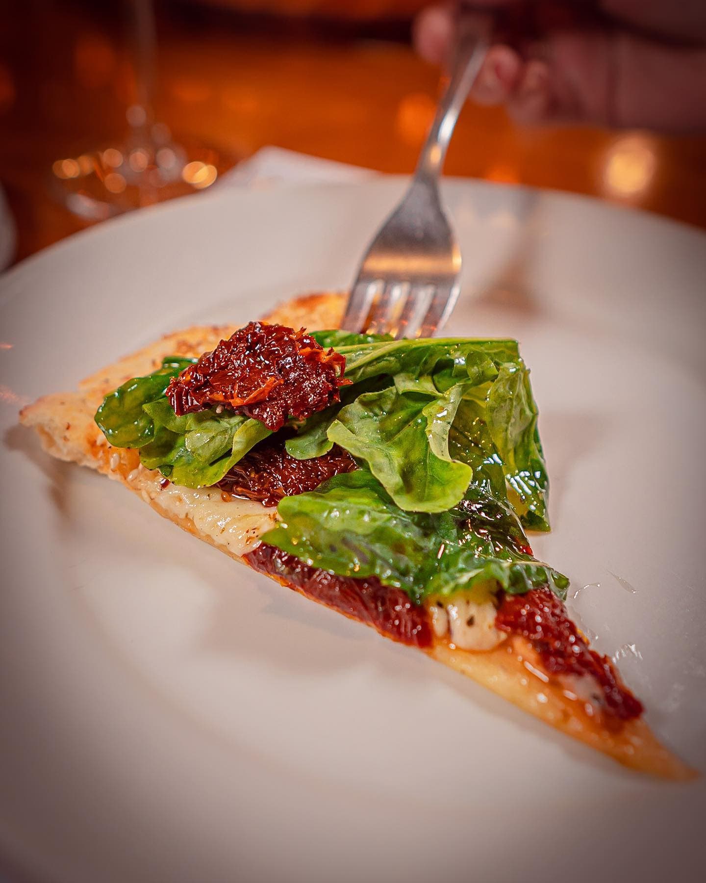 Pizzas variadas, clássicas, doces e regionais, como a de carne de sol, em restaurante informal com rodízio.