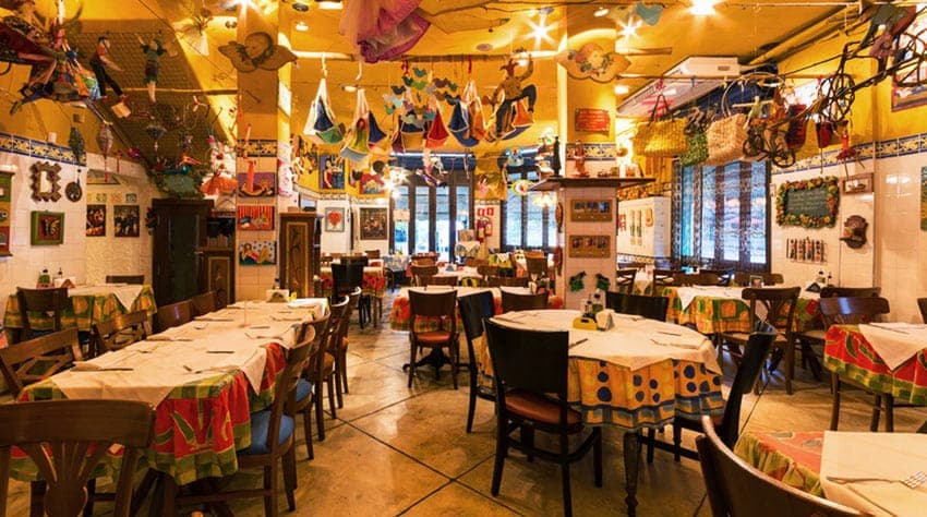 A Palavra " mercearia" não é a toa nesse caso. A Mercearia do Conde nasceu mesmo como uma mercearia de secos e molhados, em 1991.
A intenção das criadoras Flávia Marioto (Shanti Nilaya)  e Maddalena Stasi era abrir um armazém de bairro com comidinhas deliciosas e artesanatos do interior do Brasil.
Mas aconteceu aquilo dos clientes irem criando o lugar, pois ali iam para comer.
Assim começou o cardápio da Mercearia, com sanduíches, tortas , quiches, saladas e outras comidinhas.
A clientela, que no inicio se restringia a quem morava e trabalhava na região, cresceu.
Vinha gente de todos os cantos.
E, de todos os cantos as donas da Mercearia traziam experiência que deixavam o Conde ainda mais saboroso.