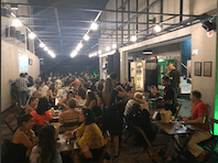 Gastrobar convidativo de coquetéis descolados serve menu seleto de porções mistas e opções leves de saladas.
