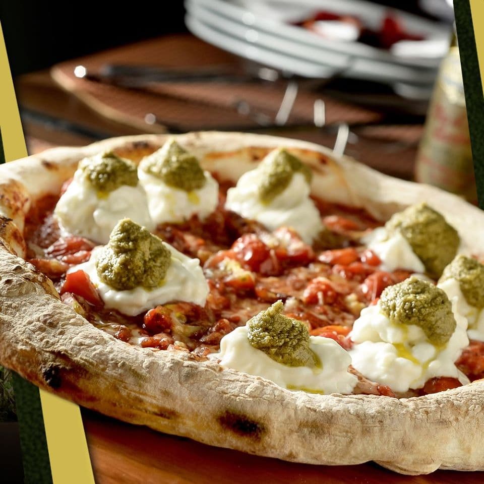 Pizza com toques de alta gastronomia em ambiente despojado. Gourmet, mas sem deixar de lado o gosto e a “graça” de uma pizza com massa caseira, com ingredientes de preparo artesanal. Assim é a Graça di Napolli, inaugurada no burburinho de Santana, zona norte de São Paulo. O nome é uma homenagem à matriarca da família dos sócios, a napolitana Dona Graça, e também à Napoli, considerada o berço mundial da pizza. Grafada, no caso da nova casa, com dois “l”, “Napolli”, por uma superstição dos sócios.