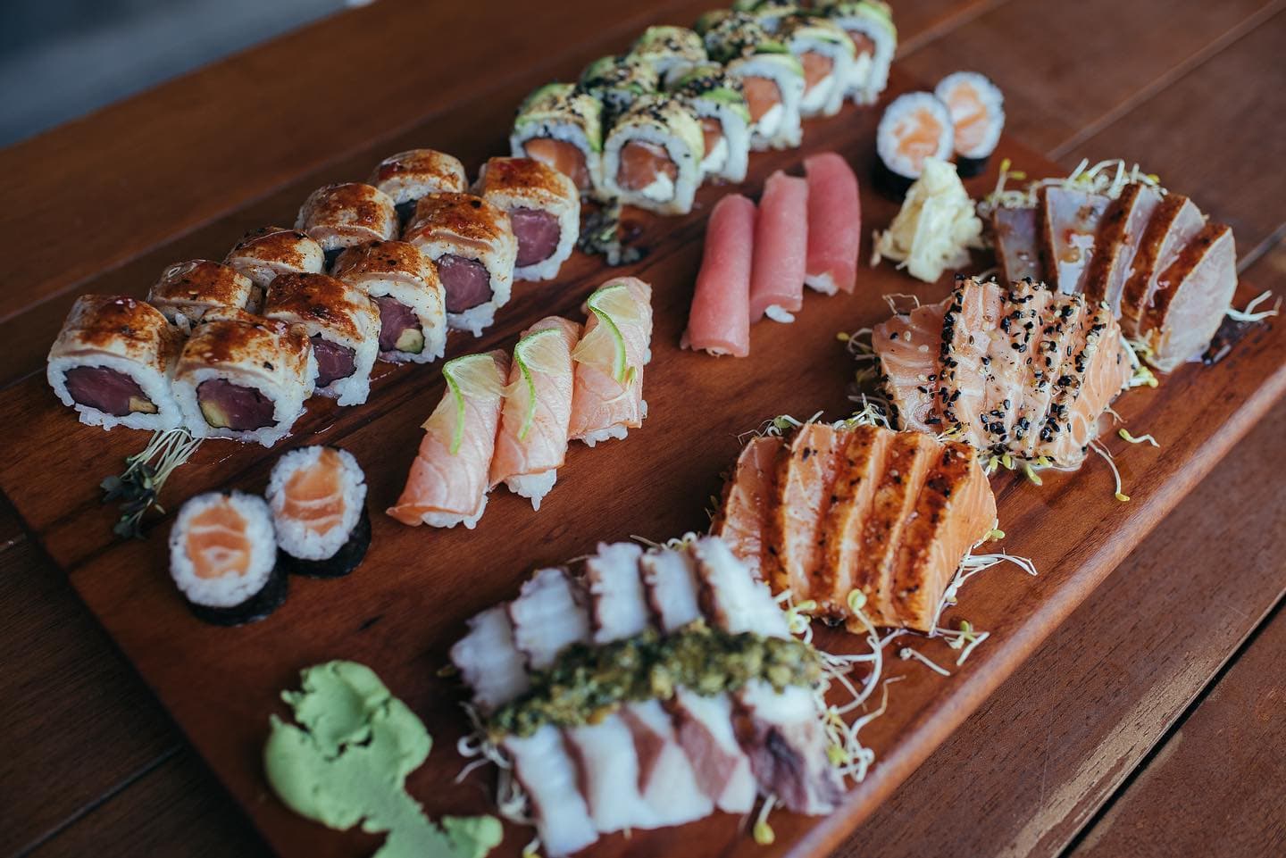 Culinária nikkei, fusão da comida japonesa e peruana, destaque aos sashimis e ceviches, em ambiente simples.