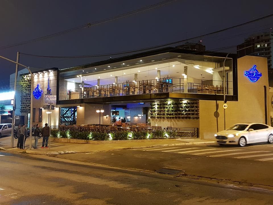 Além dos melhores burgers, a casa oferece almoço executivo, steaks, saladas, sobremesas, deliciosos acompanhamentos, drinks refrescantes e chopps artesanais das melhores cervejarias. Nossas carnes são artesanais 100% da raça angus, produzidas diariamente com um blend exclusivo, o que dá aos nossos burgers um gosto único e diferenciado. No local mais privilegiado da cidade, na Av. Paulo Faccini, de frente para o Bosque Maia, a casa tem capacidade para 200 pessoas. Contamos com espaço interno climatizado, deck externo e um maravilhoso salão para eventos e aniversários. Pra completar você pode curtir e desfrutar de um ambiente temático no melhor estilo ROCK, com WI-FI, Espaço Kids e uma ótima música rolando.