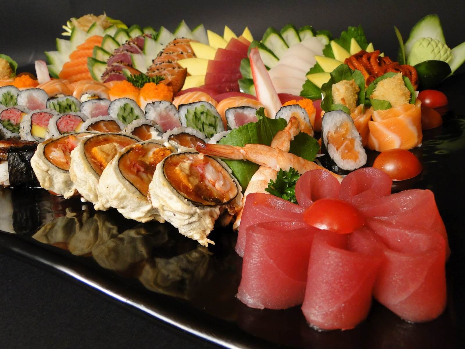 Restaurante japonês serve o temaki em várias versões de recheios e opções, em ambiente oriental.