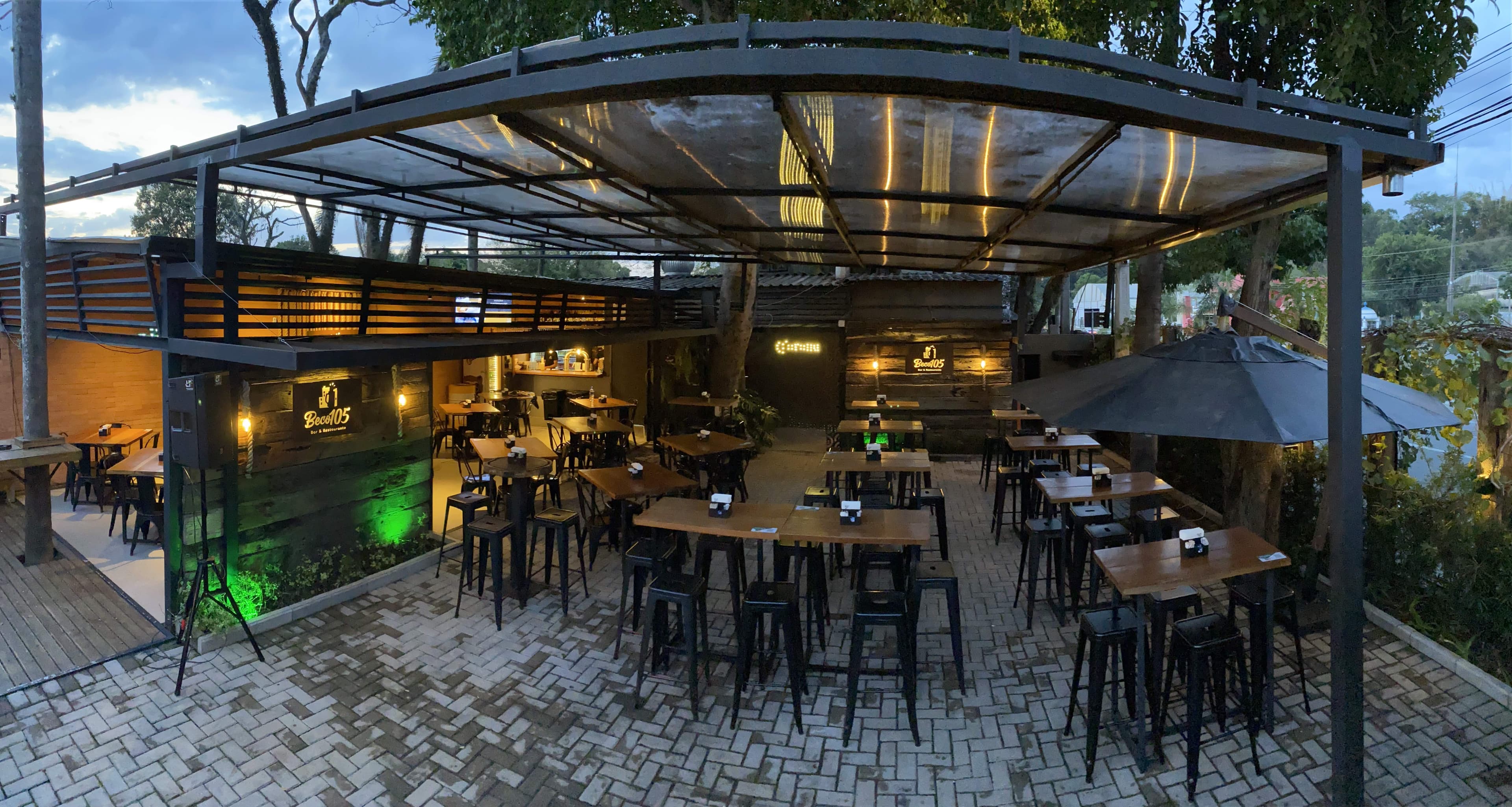 Beco 105 um bar para aproveitar e festejar! Espaço aconchegante, com grande arborização e de decoração rústica e acolhedora!🎉 Com happy hour 🍺, música ao vivo, cerveja e drinks!Vamos viver essa experiência!


IMPORTANTE: Em caso de reservas esgotadas, os clientes sem reserva serão atendidos por ordem de chegada, conforme disponibilidade das mesas.