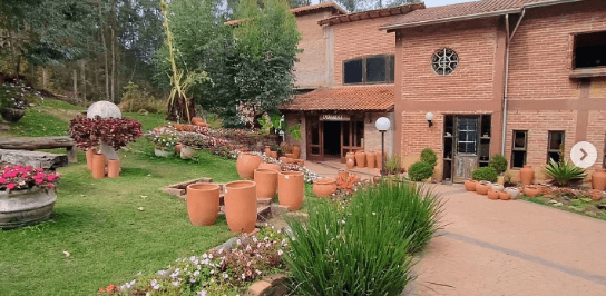 Somos um refúgio encantador em meio à natureza de Mairiporã.
Em nossa casa servimos um delicioso Café Colonial aos sábados e domingos e também uma caprichada feijoada (somente aos sábados), em um espaço cercado de muito verde e tranquilidade.

Importante: para reservas acima de 15 pessoas, entre em contato conosco pelo WhatsApp (11) 94078-9110.

O valor do café colonial é R$ 72,50 por pessoa. Crianças de 5 a 11 anos e bariátricos (com apresentação da carteirinha) pagam meia. Aniversariante do mês paga R$ 68,50.

A feijoada custa R$ 95 para duas pessoas ou R$ 189,50 para 4 pessoas. Temos também várias opções de entradinhas para todos os gostos!