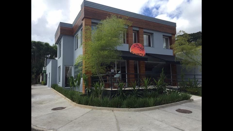 Restaurante japonês moderno que serve pratos criativos em espaço sofisticado e com ambiente familiar.