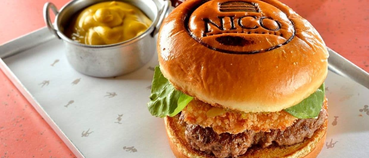 Esta hamburgueria de clima descolado tem temática de desenhos animados e conta com uma variedade de opções.