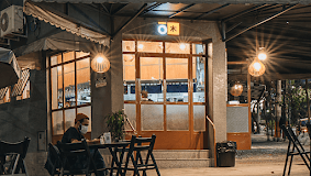 Okinaki em japonês significa grande árvore.

O nome surgiu logo que os chefs alugaram o imóvel na esquina da Avenida Álvares Cabral com a Rua Santa Catarina e se deram conta de que havia um fícus enorme enraizado em uma das laterais. A frondosa copa da árvore cresce para o outro lado e “abraça” toda a área do bar na calçada.

O casal se sente verdadeiramente abraçado nesse lugar.

Gui abraçou o sonho de Gabi, que na Espanha se especializou em pratos asiáticos. Em Barcelona, ela trabalhou com Carme Ruscalleda, que faz comida catalã com influências asiáticas.

A cozinha reverencia a cultura japonesa, ao mesmo tempo em que carrega influências de outros tantos países asiáticos, como China, Coreia, Taiwan, Vietnã e Tailândia. Os pratos não são exatamente iguais aos originais. Os chefs gostam de dar um toque diferente em cada receita.

Comida de rua pode ter ingredientes de qualidade, sabores complexos e apresentação de encher os olhos.
