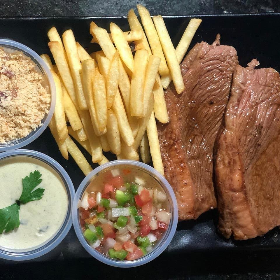 Pratos para happy hour · Comida tarde da noite · Mesas externas