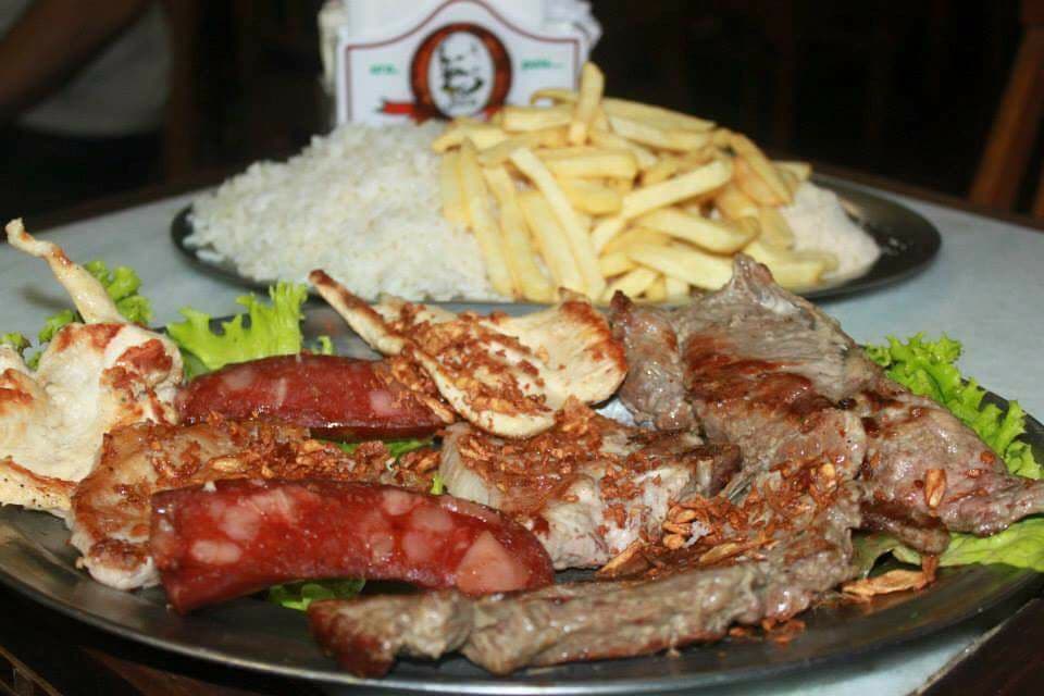 O Boteko do Juca é um tradicional restaurante no centro do Rio de Janeiro. Inaugurado em fevereiro de 2006 a casa foi uma das primeiras do bairro a apostar no segmento de musica ao vivo com couvert a preços populares e caiu no gosto da boemia carioca. Hoje tem musica ao vivo quase todos os dias da semana, exceto as quartas feiras devido ao futebol, outra paixão levada a sério pela casa.
No cardápio delícias como carne de sol com aipim cozido na manteiga, camarão a paulista, bolinho de bacalhau ou aipim, pasteis feitos na hora são algumas das boas pedidas para acompanhar o sempre estupidamente gelado Chopp Brahma ou Brahma Black.
