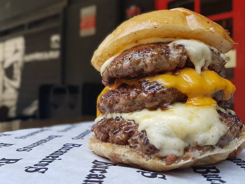 Famintos e apaixonados por um burguer de dar água na boca, inauguramos o Bucaneiros em 2014 na Tijuca e nosso bairro de coração passou a ter a primeira hamburgueria artesanal da zona norte. Tá esperando o que para pedir o seu?