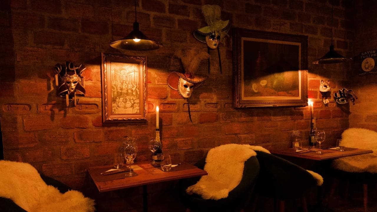 Bistrô dedicado à alta gastronomia, com risottos refinados e massas artesanais como especialidade, além de outras opções preparadas com ingredientes frescos e selecionados. Contamos com uma carta de vinhos com mais de 400 rótulos para harmonizar perfeitamente com os pratos.