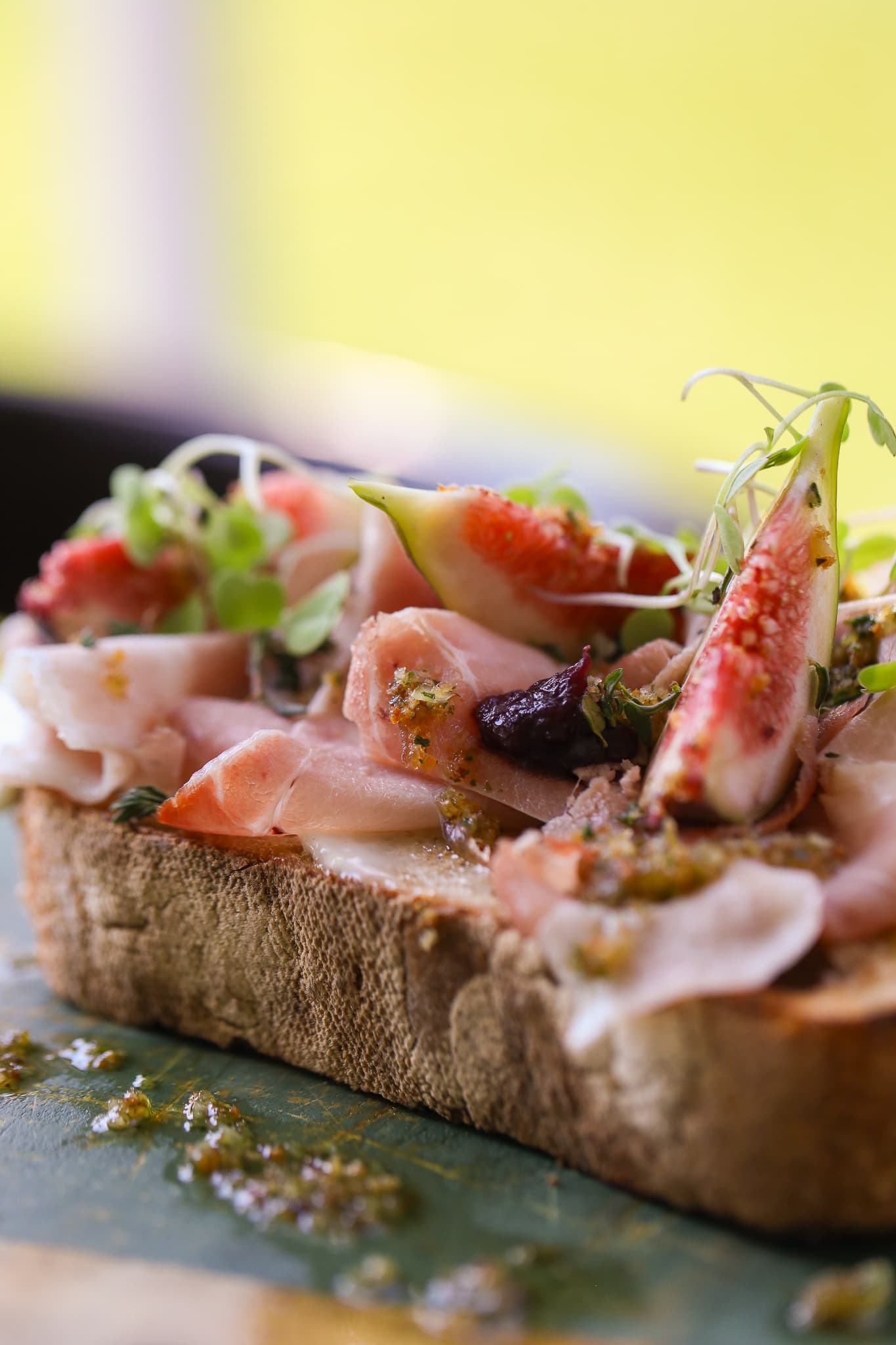 O Grecco Cozinha Rústica oferece gastronomia italiana e espanhola. Felipe Grecco, que dá seu nome ao restaurante, utiliza produtos frescos e técnicas antigas de gastronomia. Grecco prepara massas frescas, frutos do mar, molhos e assados que perfumam toda a vizinhança!! Com 20 anos de profissão, Felipe se inspira na cozinha do século passado proporcionando uma experiência inesquecível e sem sofisticação, o que torna tudo muito mais especial e nos faz ter certeza de que para ser incrível não precisa ser cheio de frescura!