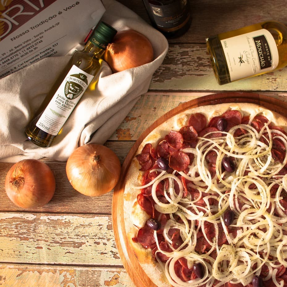 Além de pães, doces e bolos, a casa oferece lanches, almoços, pizzas e mais, em espaço informal com mercearia.
